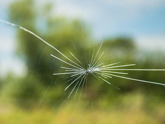 Sprung im Glas reparieren